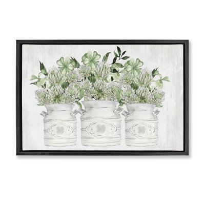 Toile flottante encadrée par des trèfles printaniers