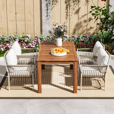 Ensemble repas 5 pièces pour l'extérieur avec table en bois d'acacia, chaises ergonomiques en rotin et coussins lavables