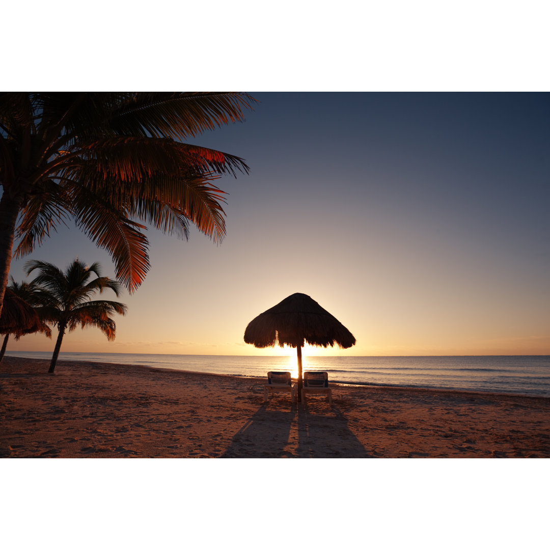 Tropischer Strand-Sonnenuntergang im Ferienhotel in Cancun, Mexiko