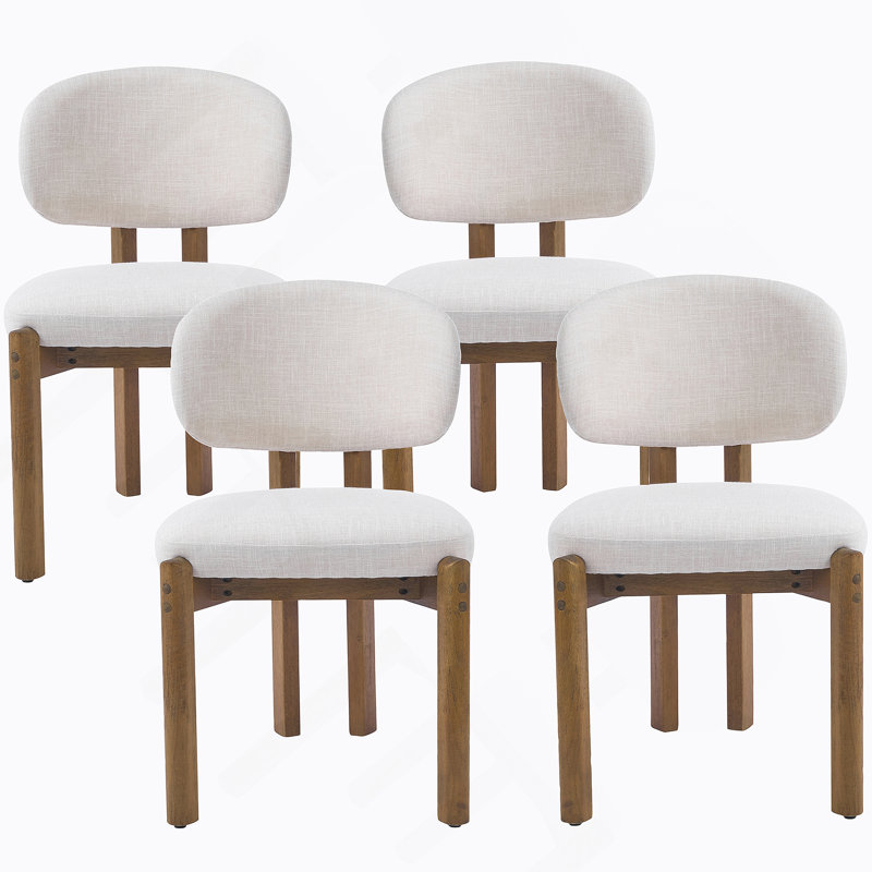 Ensemble de chaises de salle à manger scandinaves avec structure en bois et sièges rembourrés beiges pour un usage quotidien confortable.