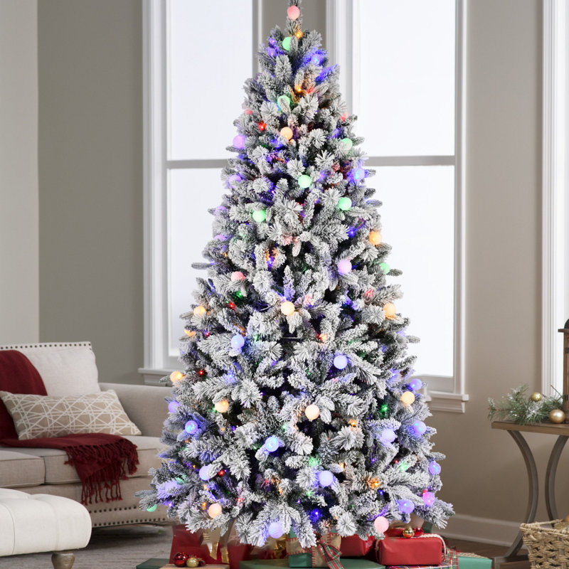 Arbre de Noël artificiel à branches mixtes enneigé 8 pi avec lumières DEL colorées et base en métal, H 8 pi