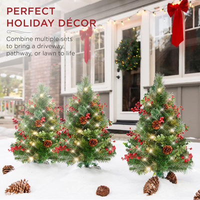 Ensemble de 2 arbres de Noël d'extérieur 24,5 po, lumières de Noël pré-éclairées à piles avec baies rouges, pommes de pin