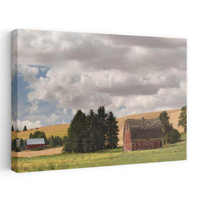 Vieille grange sous un ciel nuageux, Palouse, Washington State, États-Unis, architecture contemporaine abstraite, art du paysage