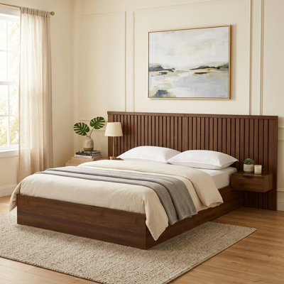 Lit plateforme moderne Queen en bois avec rangement relevable, tables de chevet intégrées et tête de lit à rainures verticales, noyer antique