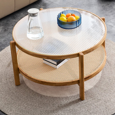 table basse circulaire à double couche, plateau en verre artisanal, rotin PE, structure en bois massif.