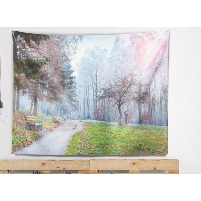 Tapisserie en polyester de soleil brillant sur des arbres d’automne avec accessoires suspendus inclus, H 32 po x l 39 po