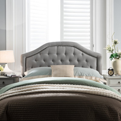 Grande tête de lit en tissu gris, coutures cloutées, coutures en losanges, têtes de clou et pieds en fer pour une chambre à coucher rétro avec boutons, garniture silencieuse