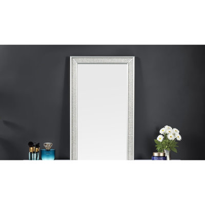 Meuble-lavabo et tabouret gris, bois de peuplier, tiroirs doublés de feutre, poignées en acrylique, miroir à DEL, glissières à roulement, prise de courant dans l'espace de chambre à coucher