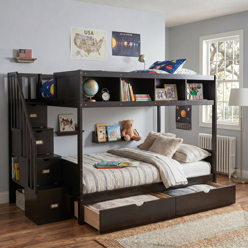 Lit superposé simple au-dessus d'un lit double espresso avec tablettes, escalier de rangement et 2 tiroirs, conception entièrement sécuritaire et fabrication en pin massif, escalier de rangement massif à 4 marches