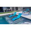 Méridienne de patio double avec piscine extérieure et chaises longues pour bronzer-729891332