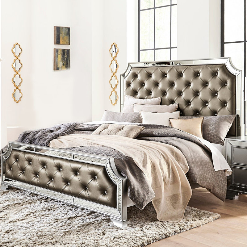 Cadre de lit argenté pour grand lit, garniture de miroir biseautée à boutons, décor sophistiqué pour chambre à coucher moderne, sommier tapissier nécessaire, tête de lit à boutons et décor séduisant, nécessaire