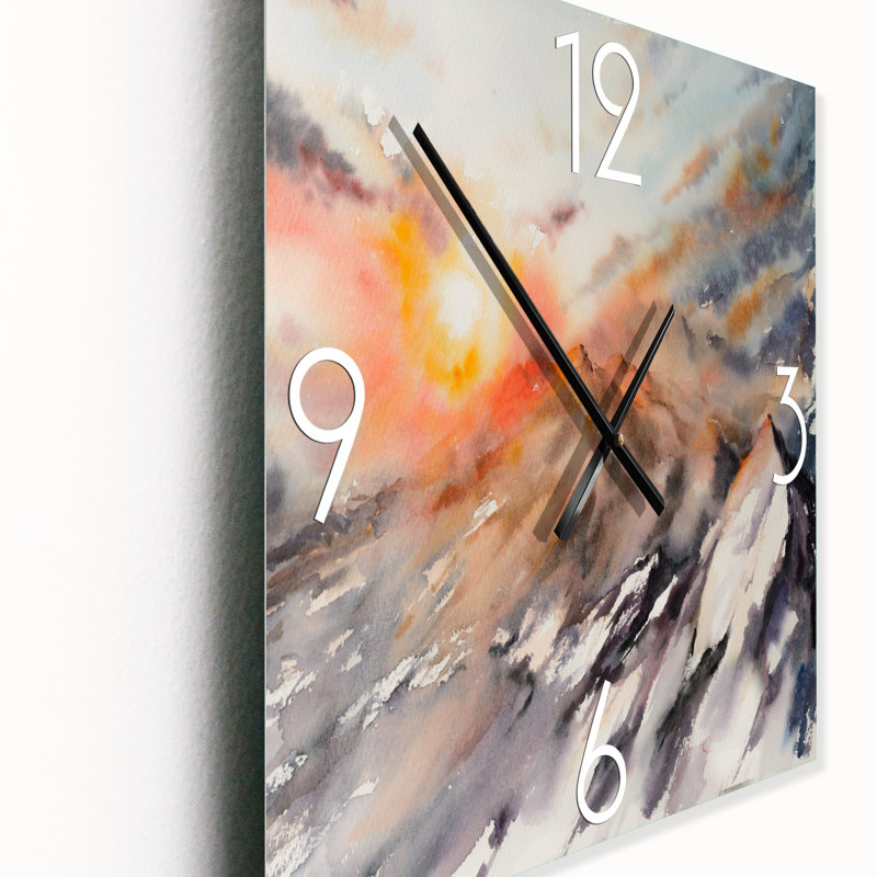 Horloge murale traditionnelle majestueuse au coucher du soleil dans les montagnes, Moyen