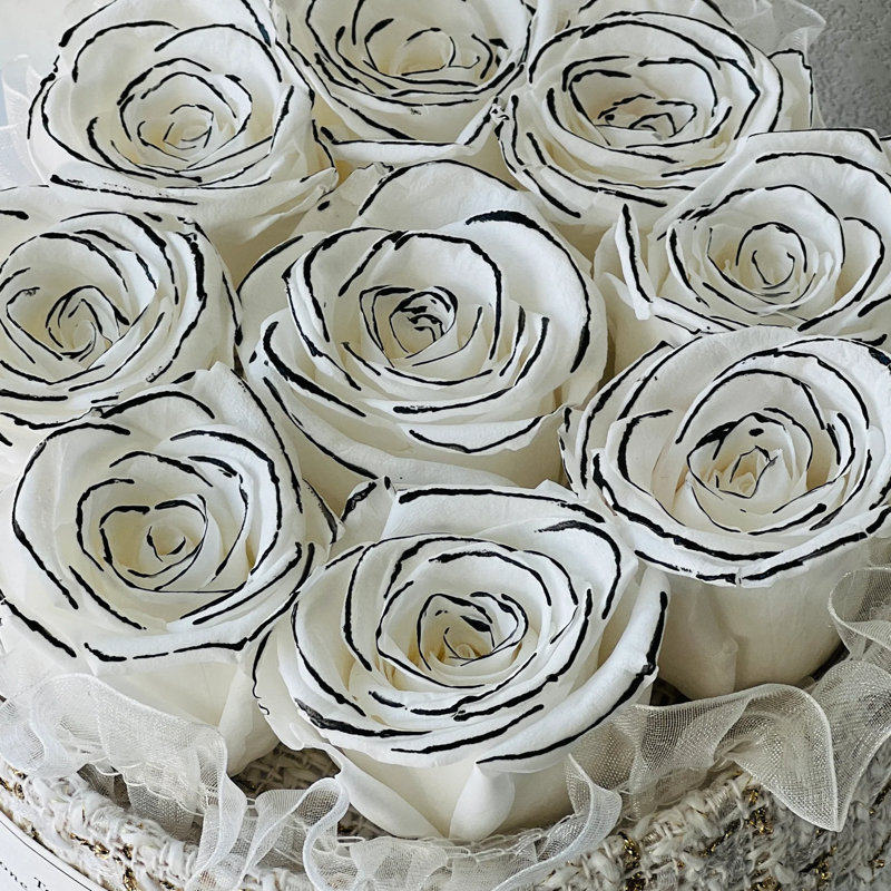 Arrangement de roses conservées dans un panier