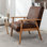 Fauteuil de style Mid-Century moderne de 25,81 po de largeur, brun. Accoudoirs en bois massif pour la durabilité. Facile à assembler et facile à nettoyer. Cadre à l'abat-jour. Mousse confortable. Revêtement en microfibre chic