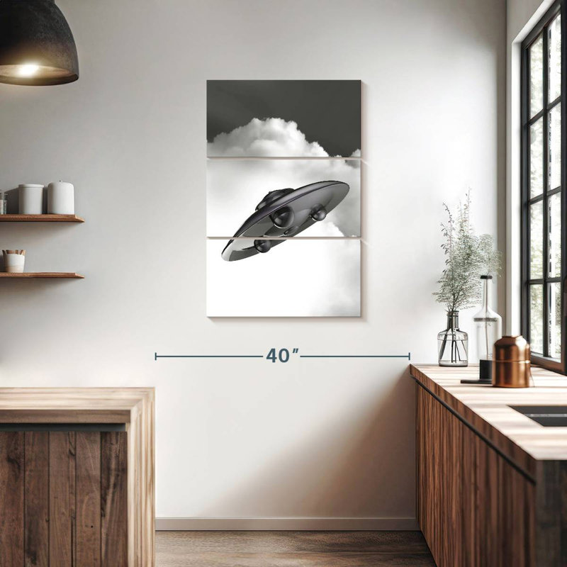Soucoupe volante Kelan dans les nuages, H 38 po x l 24 po
