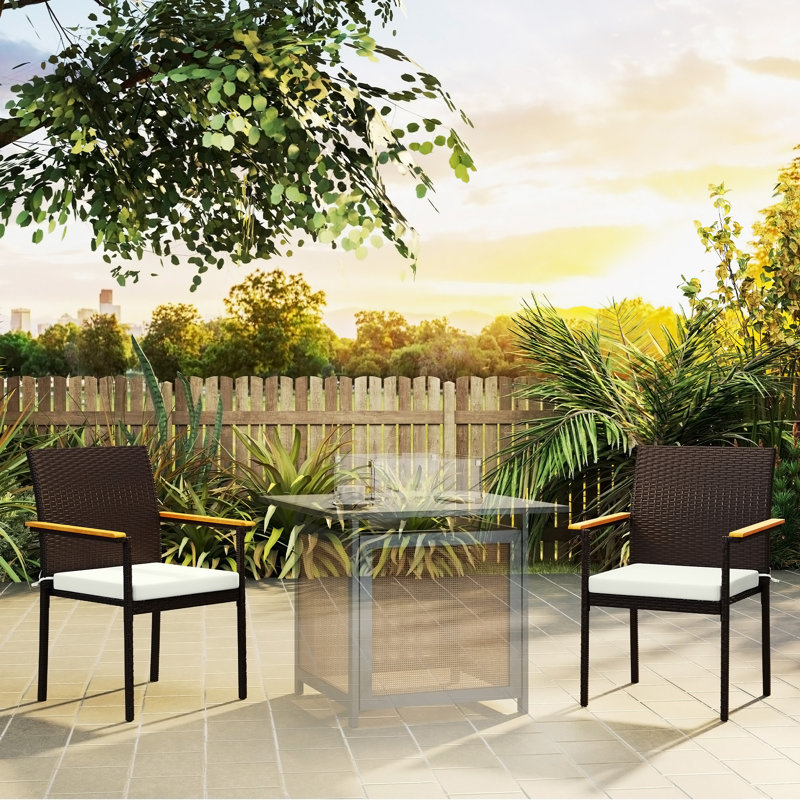 Ensemble de 2 chaises de salle à manger en osier d'extérieur avec coussins, dossier, accoudoirs pour terrasse, jardin, blanc crème Outsunny