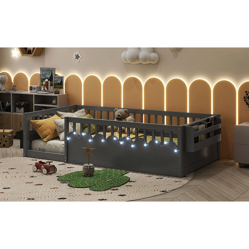Lit simple à plancher surélevé avec rails en bois gris et tablette de rangement pour un lit de jeu sécuritaire et sécuritaire, éclairage, temps de lecture imaginatif