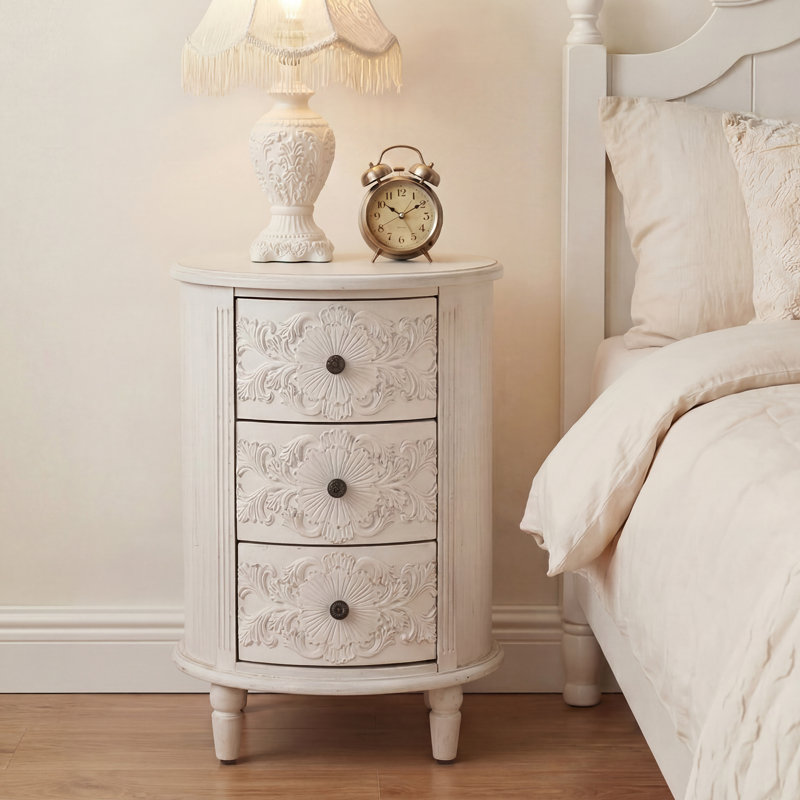 Table de chevet en bois sculpté blanc de 17,7 po de largeur avec 3 tiroirs, Blanc, 1