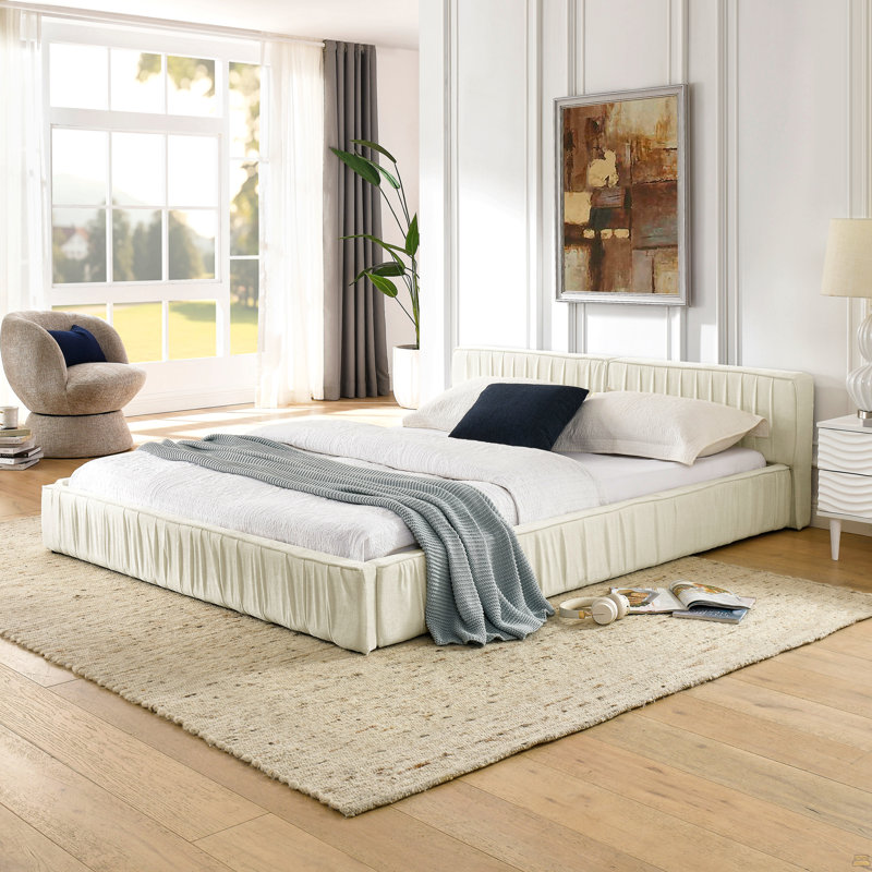 Structure de lit tapissier grand format avec tissu en chenille avec motif plissé, lit plateforme grand format avec tête de lit et cadre solide