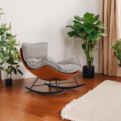 Une chaise berçante en bois massif de style simple et luxueux