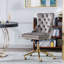 Chaise de bureau rembourrée en velours capitonnée avec base en métal doré-310461878