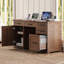 Bureau de direction de style champêtre avec station de recharge intégrée, armoire de rangement et tiroir à dossiers suspendus