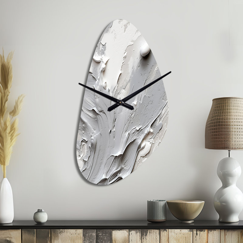Cassimere gris et crème Harmony In Chaos I - horloge murale asymétrique abstraite, Moyenne
