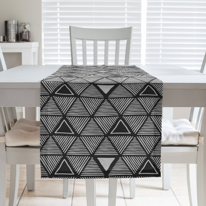 Chemin de table à triangles dessinés à la main Classic, 16 po x 90 po, Noir