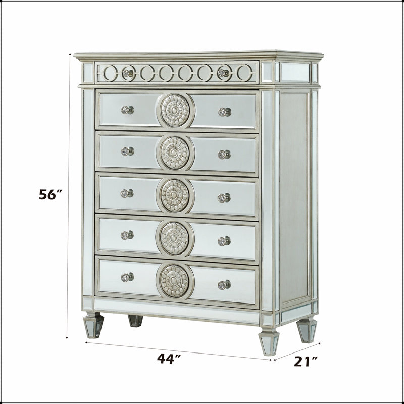 Commode à finition miroir Varian avec garniture géométrique et motifs soleil levant, offrant un rangement élégant pour les espaces modernes