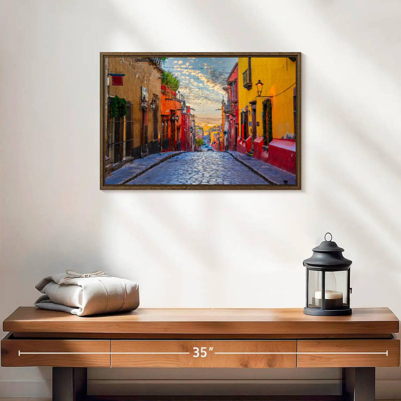 Rue San Miguel De Allende, 19 po x 13 po, Cadre flottant noyer