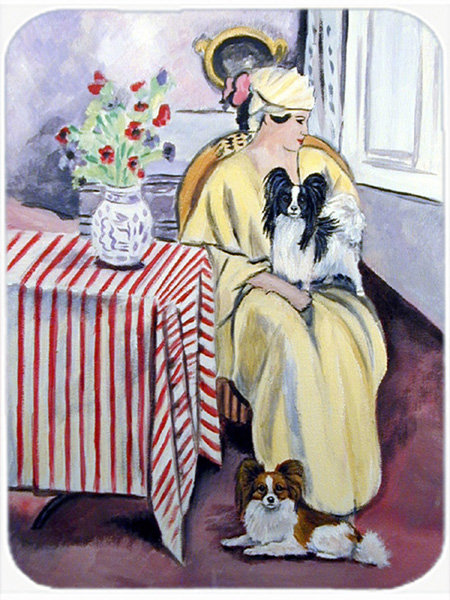 Femme avec sa planche à découper en verre papillon east urban home