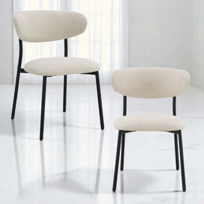 Chaise de salle à manger rembourrée moderne (ensemble de 2) - dossier courbé, pieds en métal noir, chaise d'appoint en tissu crème pour la cuisine ou la salle à manger