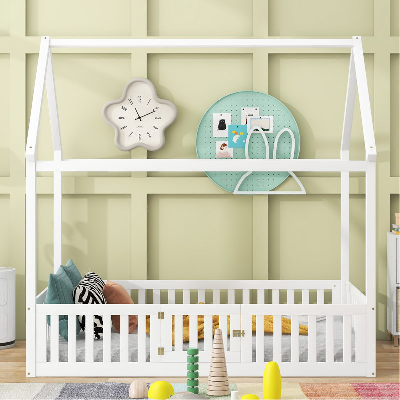 Lit en bois avec clôture et porte