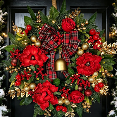 Couronne de Noël de 60 cm pour porte d'entrée, rouge et or, ornée de fleurs rouges, de baies rouges, de décorations dorées, de pommes de pin, de sapin, d'un nœud en ruban à carreaux et d'une clochette dorée décorative, style champêtre traditionnel.