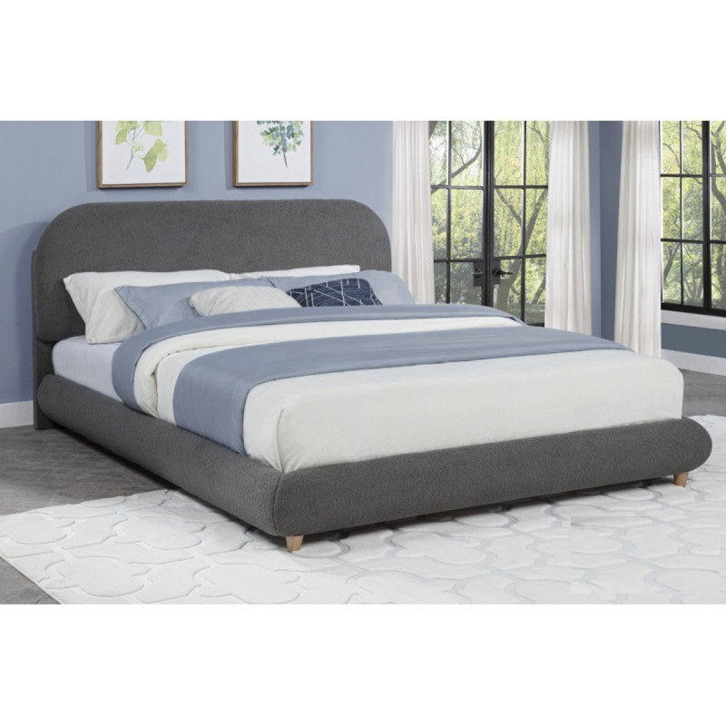 Grand lit plateforme contemporain à profil bas avec structure en bois et lit en tissu molletonné doux, gris
