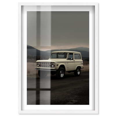 «Vintage Bronco Shadowbox Print», reproduction de photo par Notoriart, cadre blanc, 36 x 54