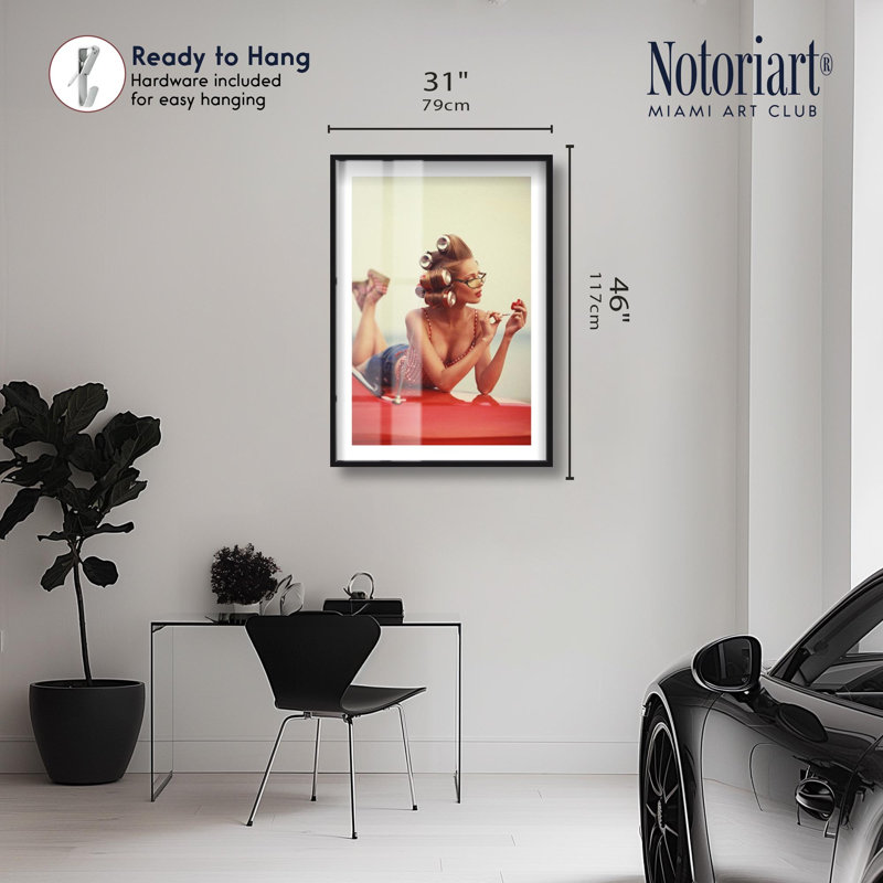 «Not Your Girl Shadowbox» par Notoriart, H 46 po x l 31 po, Noir