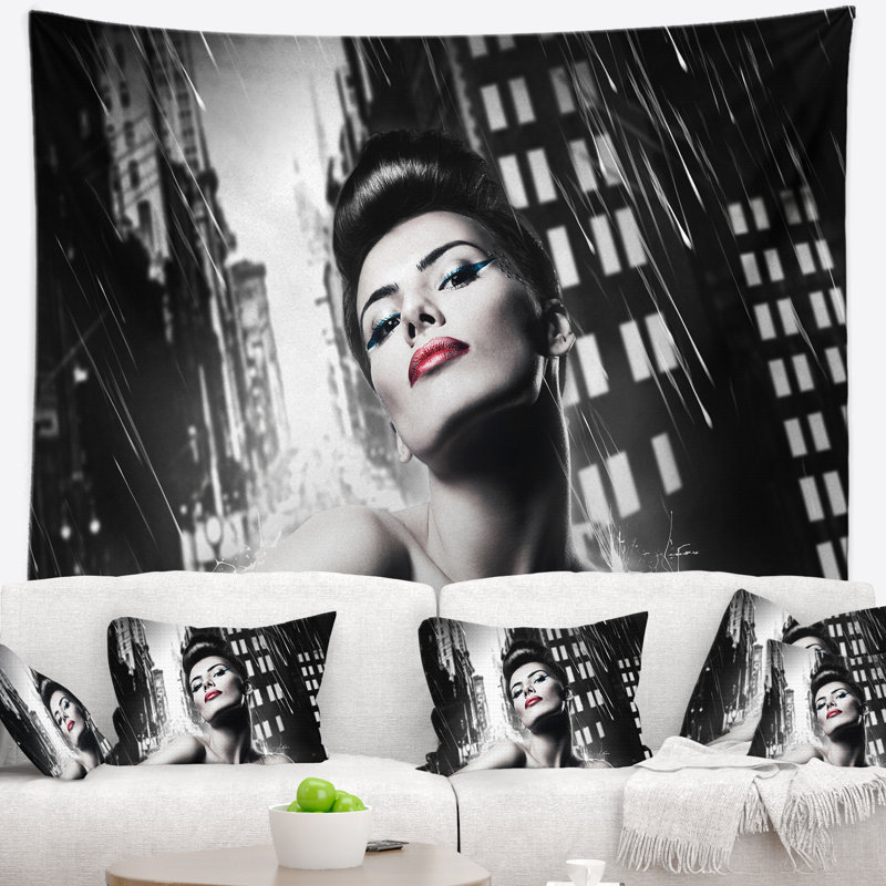 Portrait brunette femme avec tapisserie de lèvres rouges, H 50 po x l 60 po