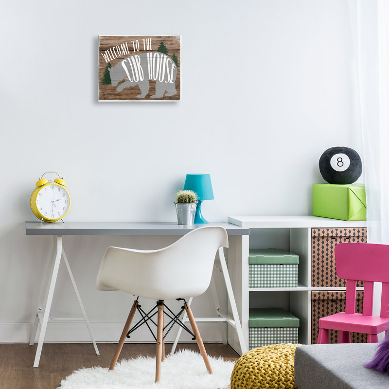«Welcome Cub House», art mural sur bois par Daphne Polselli