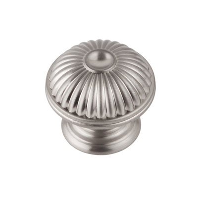 Bouton de meuble rond festonné Belmont de 1-1/2 po de diamètre en nickel satiné