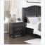 Table de chevet traditionnelle gris anthracite avec 3 tiroirs, poignées antiques et design classique pour un rangement élégant dans la chambre à coucher
