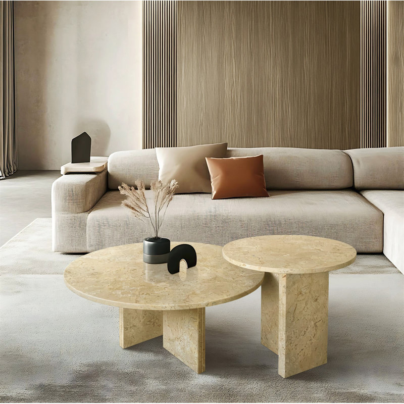 Ensemble de tables basses en marbre jaune Glod, seulement la table, sans chaises.