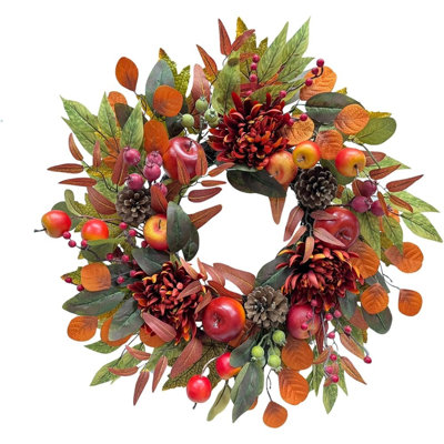 Couronne de porte d'automne avec fausses pommes, pommes de pin, mamans, branches de baies rouges et feuilles d'eucalyptus, couronne de récolte rustique pour l'Action de grâce, porche de ferme et décoration saisonnière