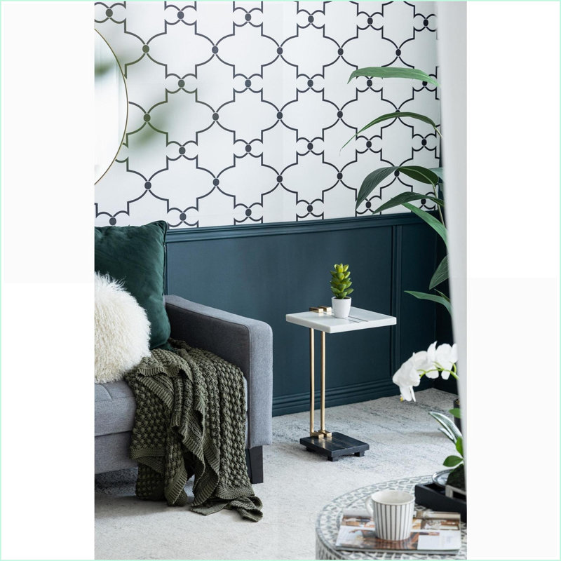 Table basse en forme de C peu encombrante avec plateau en marbre blanc et structure en aluminium doré, pour la chambre à coucher du salon