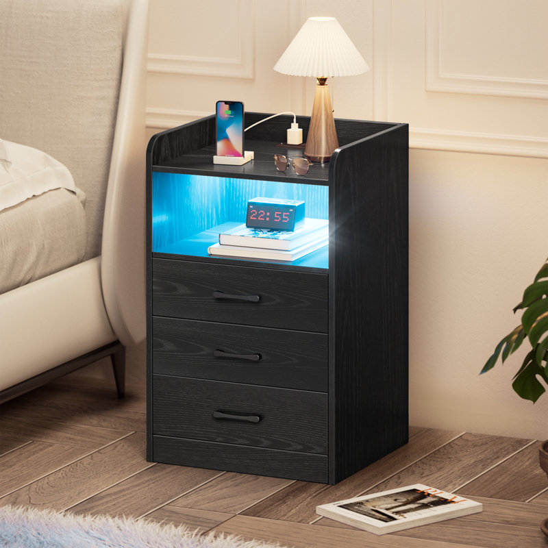 Table de chevet avec station de charge et bandes lumineuses à DEL Ifsa, table de bout avec ports USB et prises USB, Noir