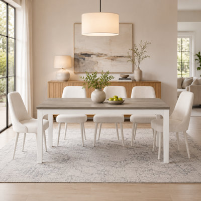 Cette longue table de salle à manger est idéale pour six à huit personnes, avec un plateau de table en grain de bois gris et un cadre blanc simple. Il est assez polyvalent pour les cuisines et les salles à manger.