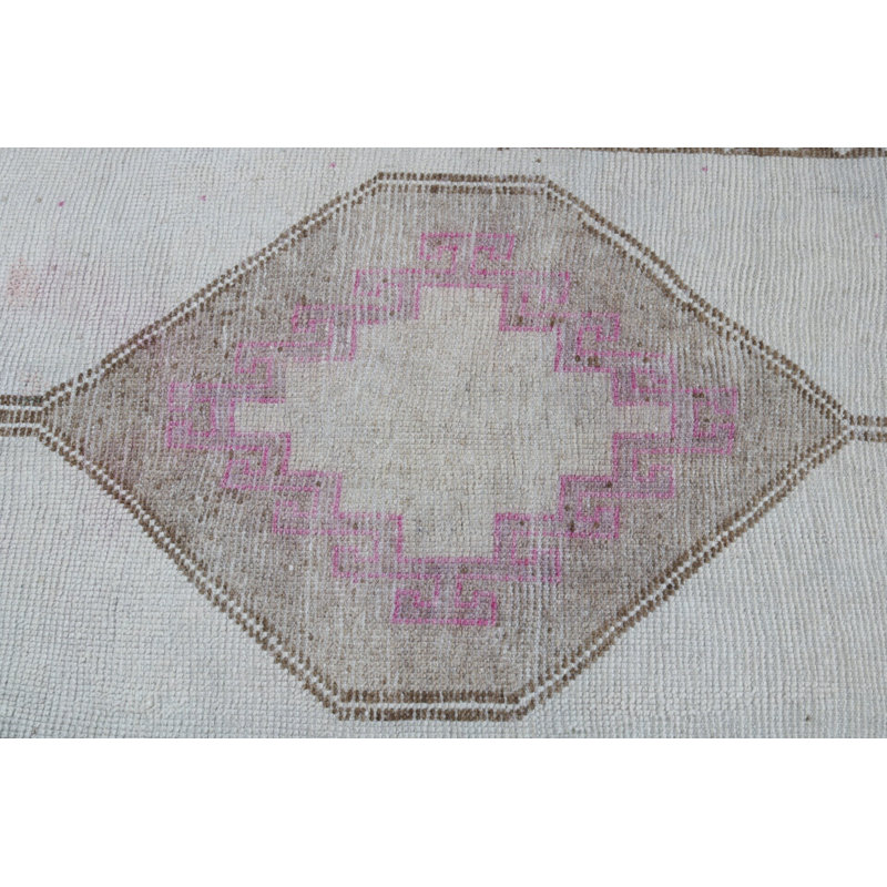 Tapis turc beige tissé à la main offrant un charme rétro sur les planchers de couloir avec un décor oriental