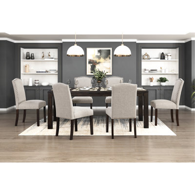 7 tables de salle à manger au design moderne pour la pièce: table brun foncé et 6 chaises rembourrées taupe, 6 sièges, garniture cloutée Suite: tissu rectangulaire texturé