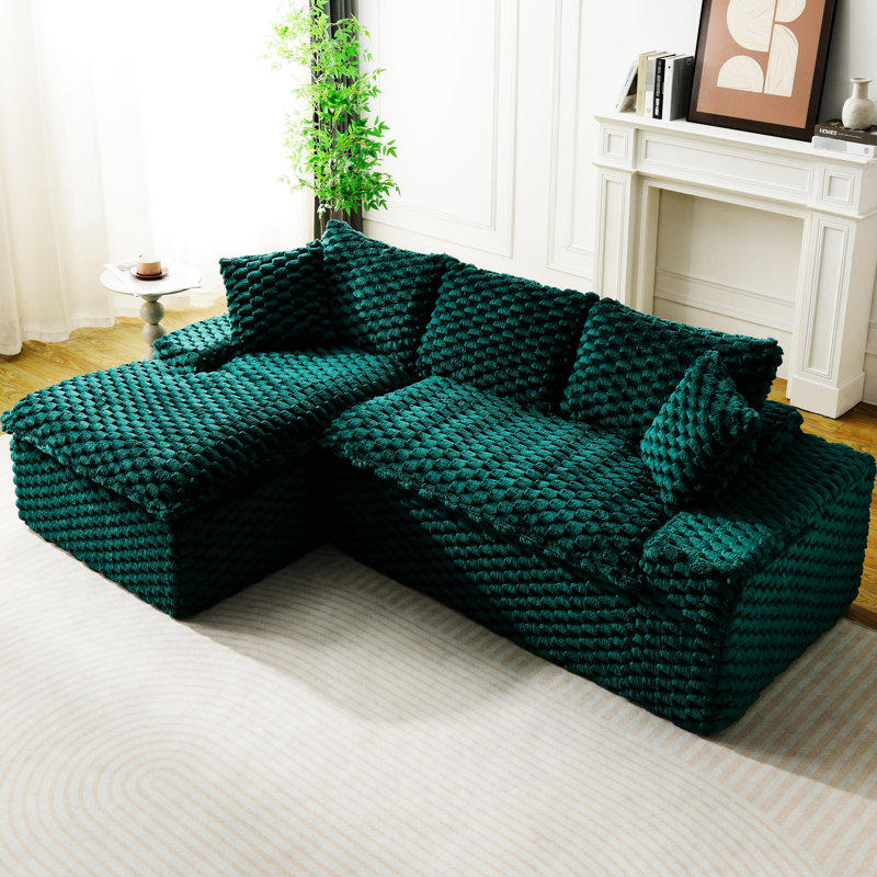 Canapé convertible en velours Turtle avec méridienne à gauche et banquette double, modulable et transformable en L ou en canapé droit pour s'adapter à différents espaces. Position assise face à la méridienne, idéale pour regarder la télévision.
