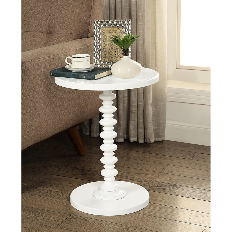 Table d'appoint Timeless Charm en blanc - Design artisanal en bois avec détails complexes et décoration